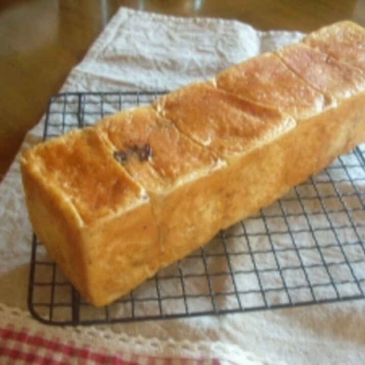 スリムロング型で小麦ふすま入りレーズンパン